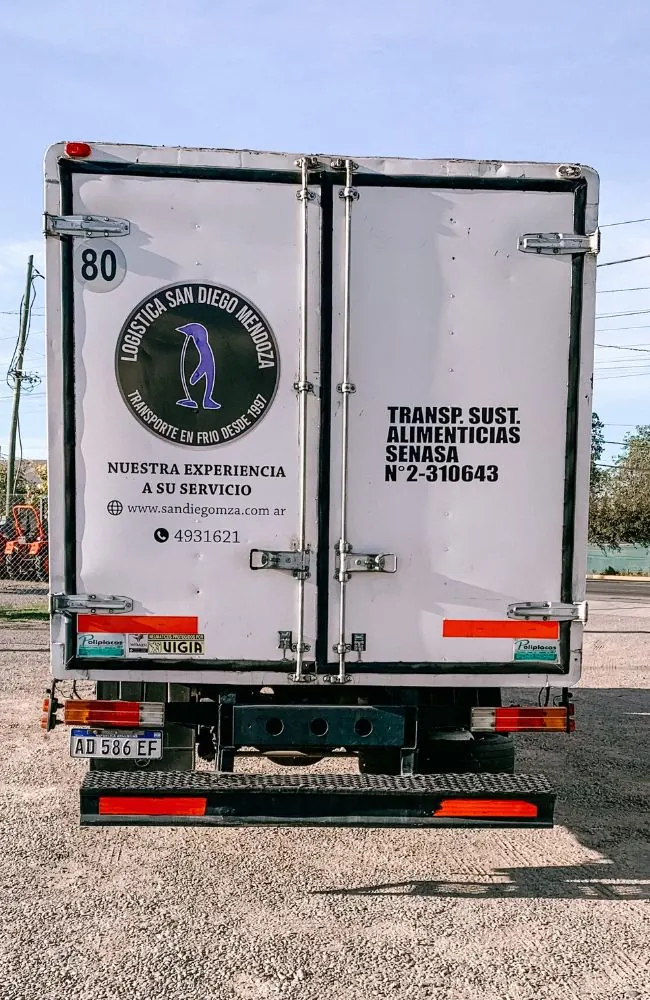 Parte trasera de un camión con la habilitación SENASA