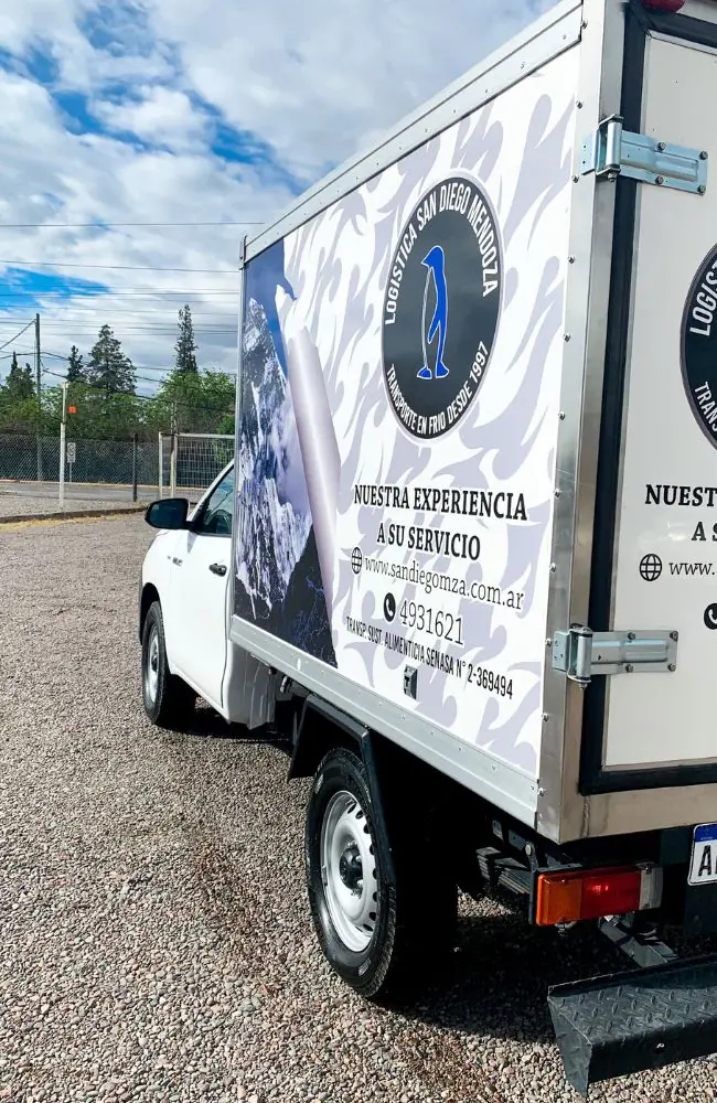 Utilitario refrigerado en un depósito