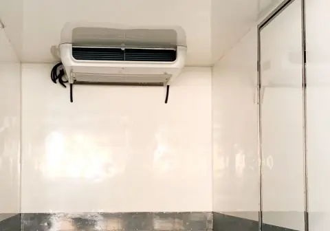 Interior del furgón con el equipo de frío