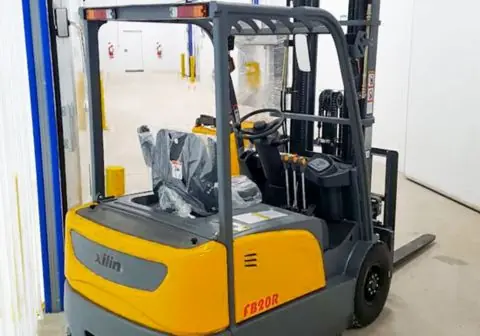 Autoelevador nuevo en el depósito