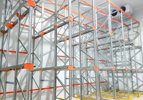 Racks con largueros naranjas