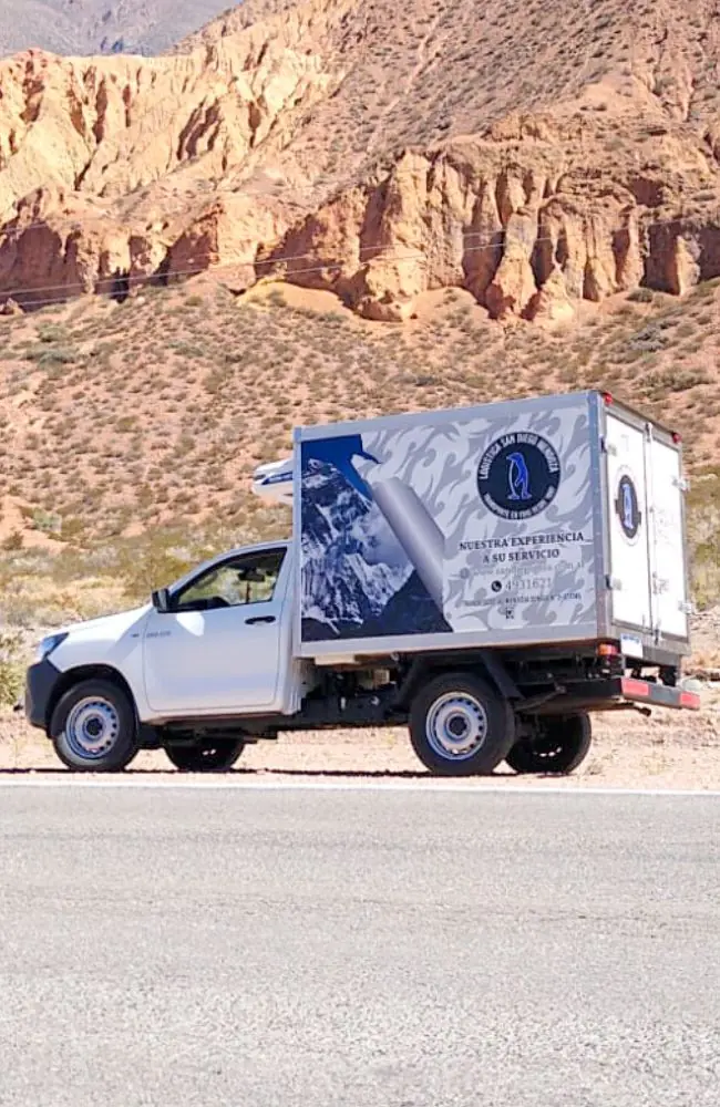 Utilitario refrigerado con la precordillera de fondo