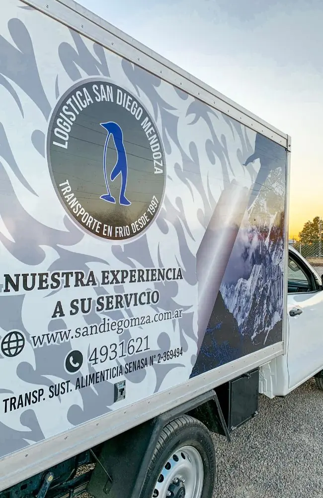 Lateral de un utilitario con el ploteo
