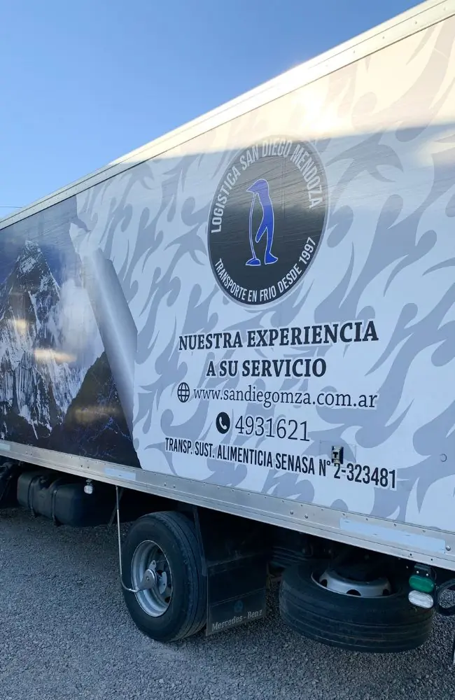 Camión con el lema Nuestra experiencia a su servicio