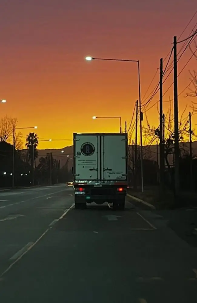 Camión en reparto al atardecer