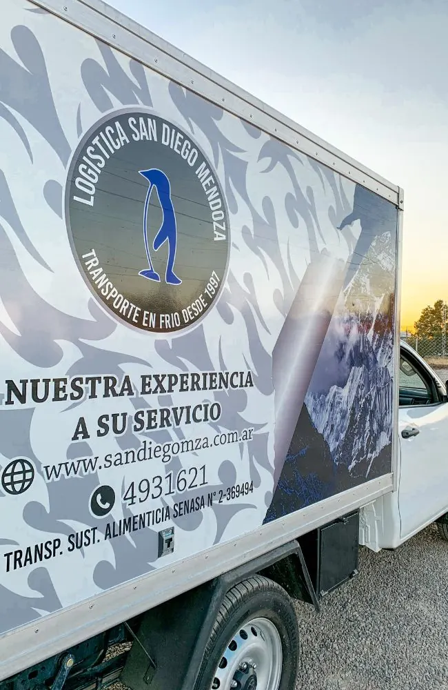 Camión de San Diego con el sello del pingüino y el lema Nuestra experiencia a su servicio