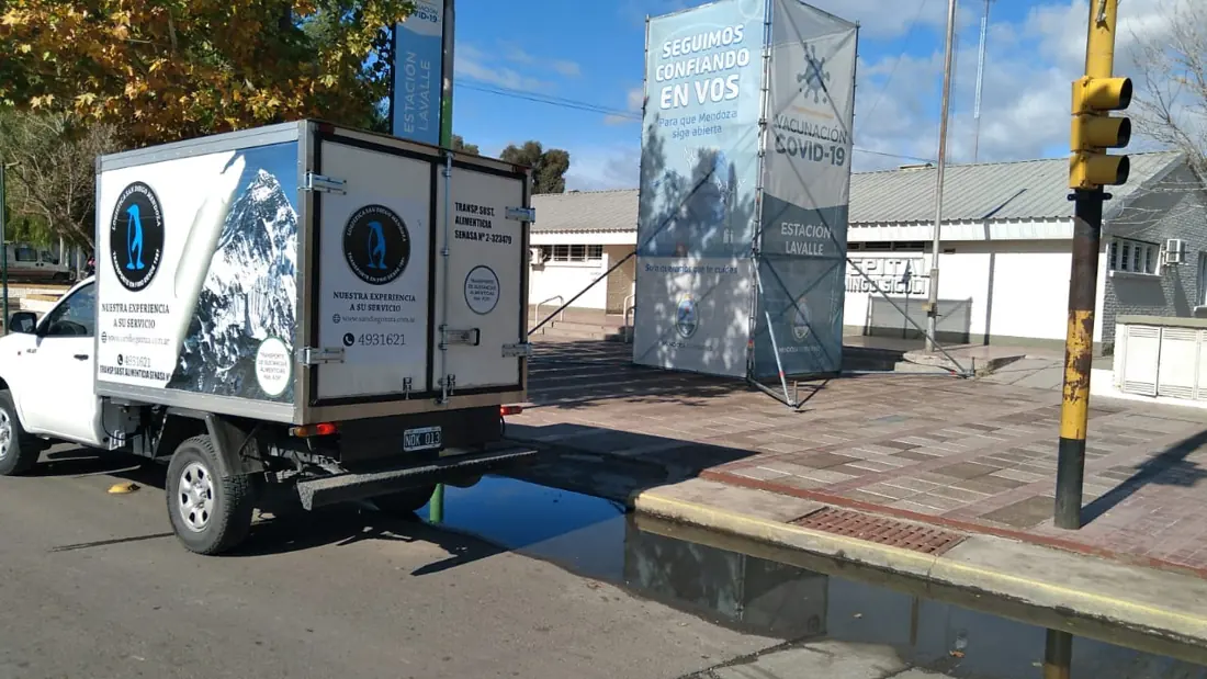 Vehículo de San Diego frente a una estación de vacunación COVID-19
